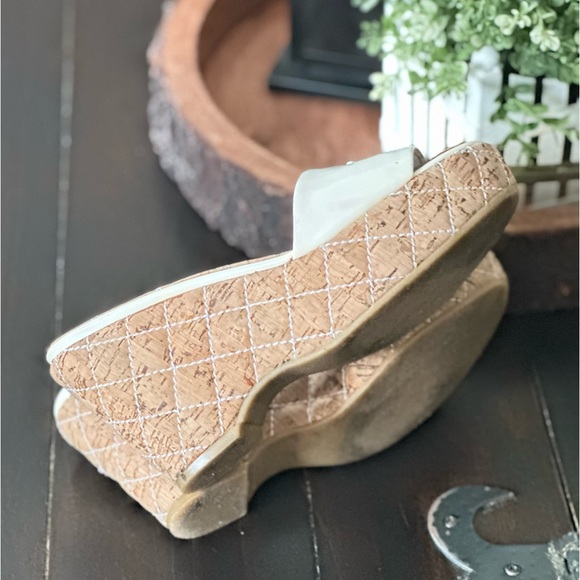 Chanel Interlocking CC Logo Patent Leather Espadrilles - Picture 6 of 10